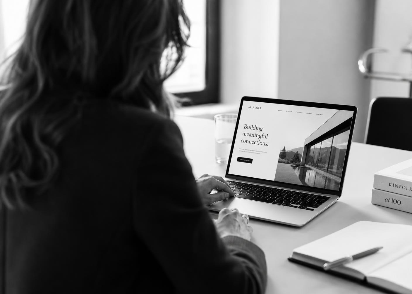 Frau prüft eine Website auf einem Laptop
